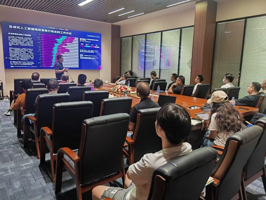 企业 AI 培训现场学员实操