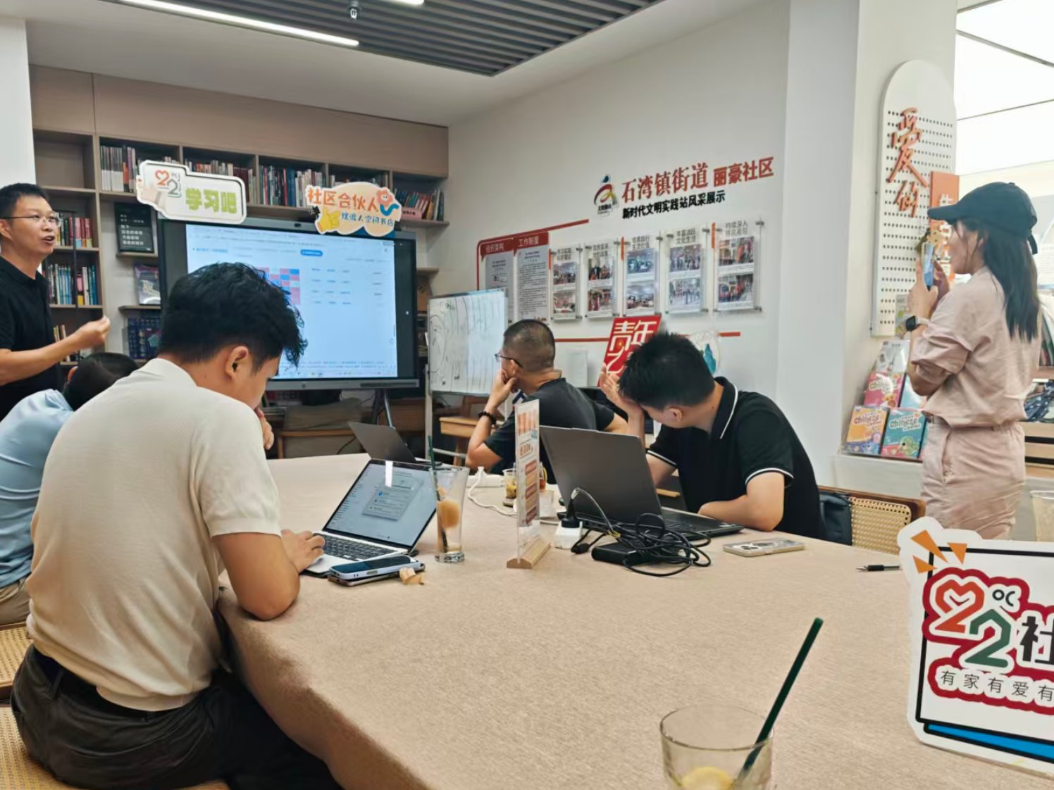 社区 AI 学习班现场，讲师投屏讲解、学员用电脑跟练