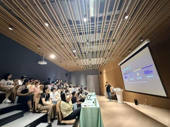 AI 培训会场全景