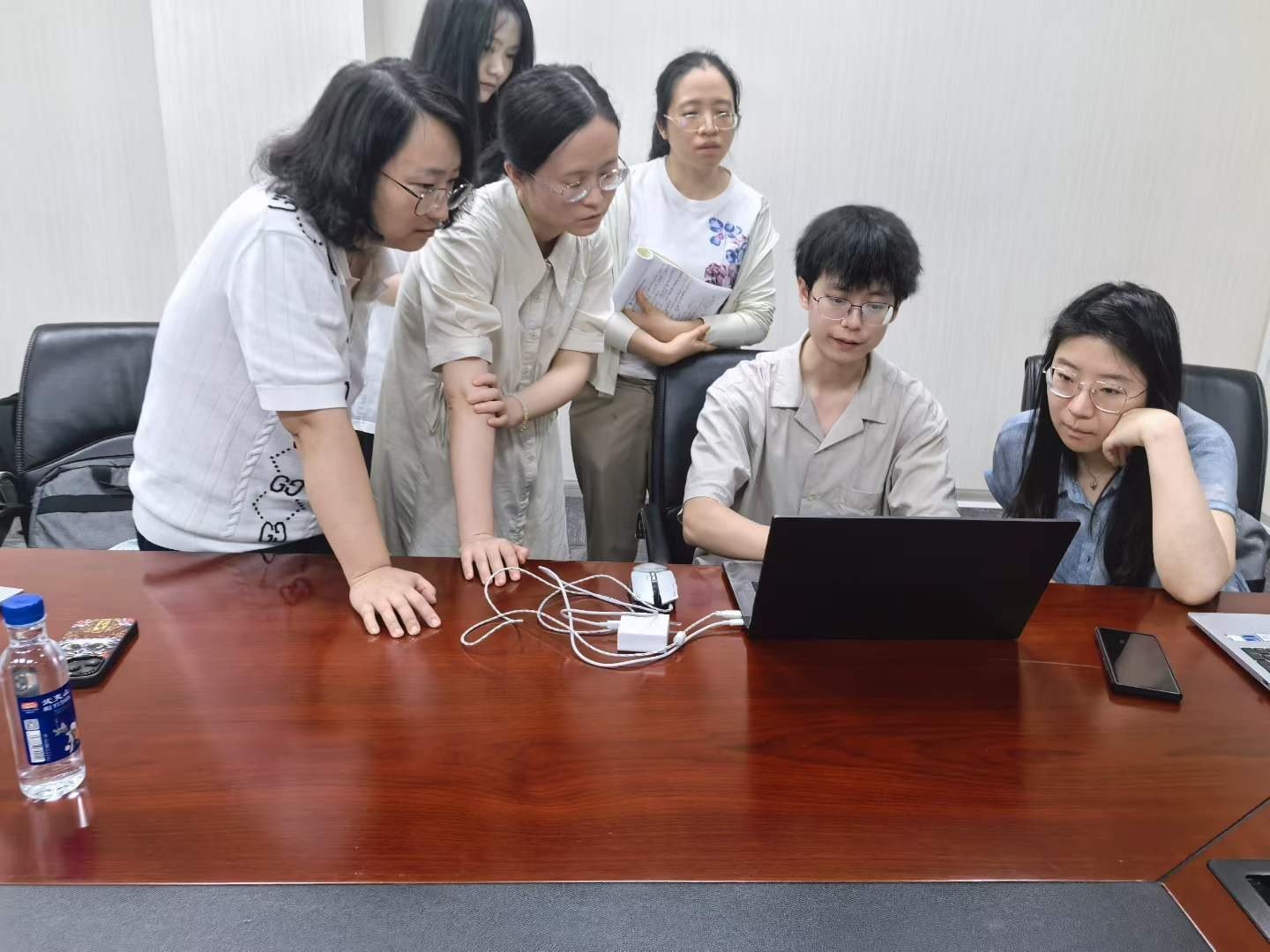 星途老师带学员围在电脑前，逐步骤调试智能体流程