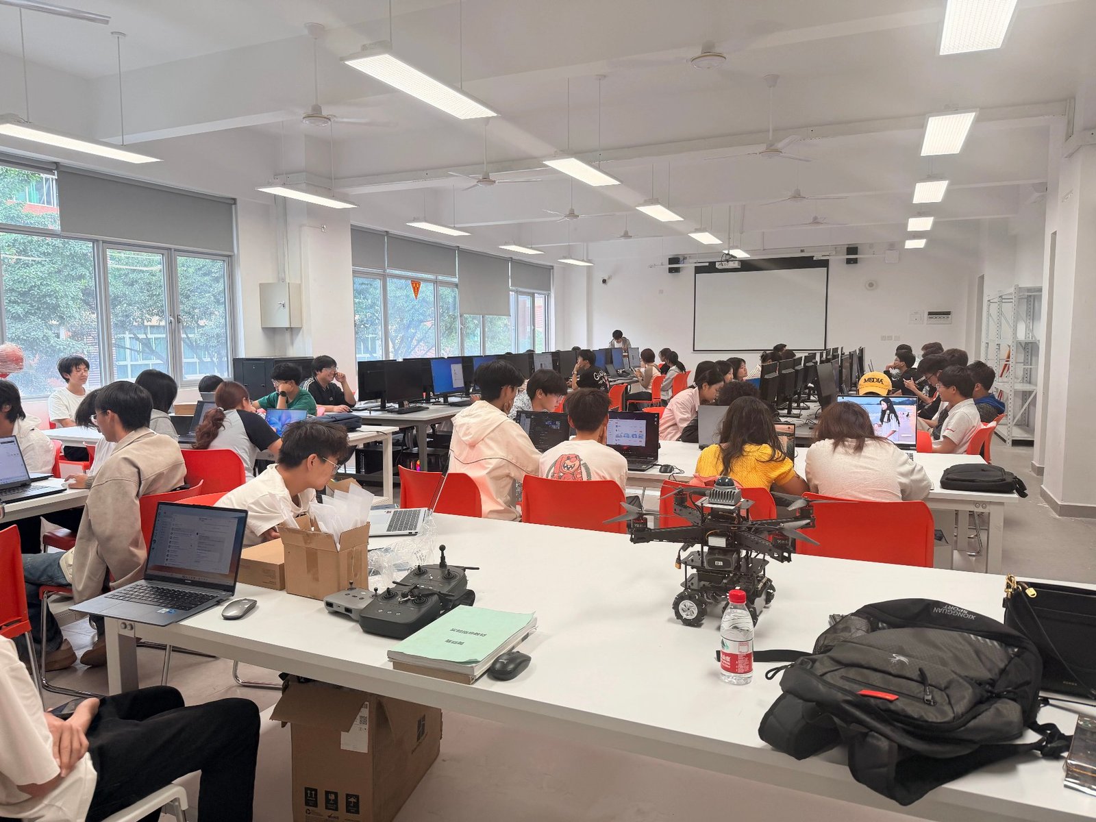 智绘天行星途老师在西南财经大学天府学院绵阳校区授课，学生在机房上机实操