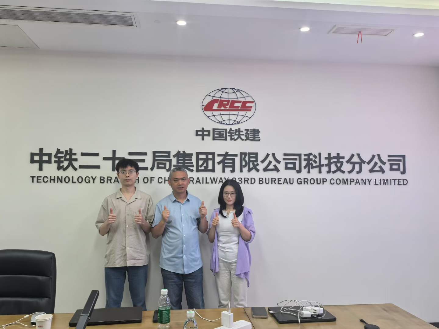 培训结束后，讲师与现场团队合影