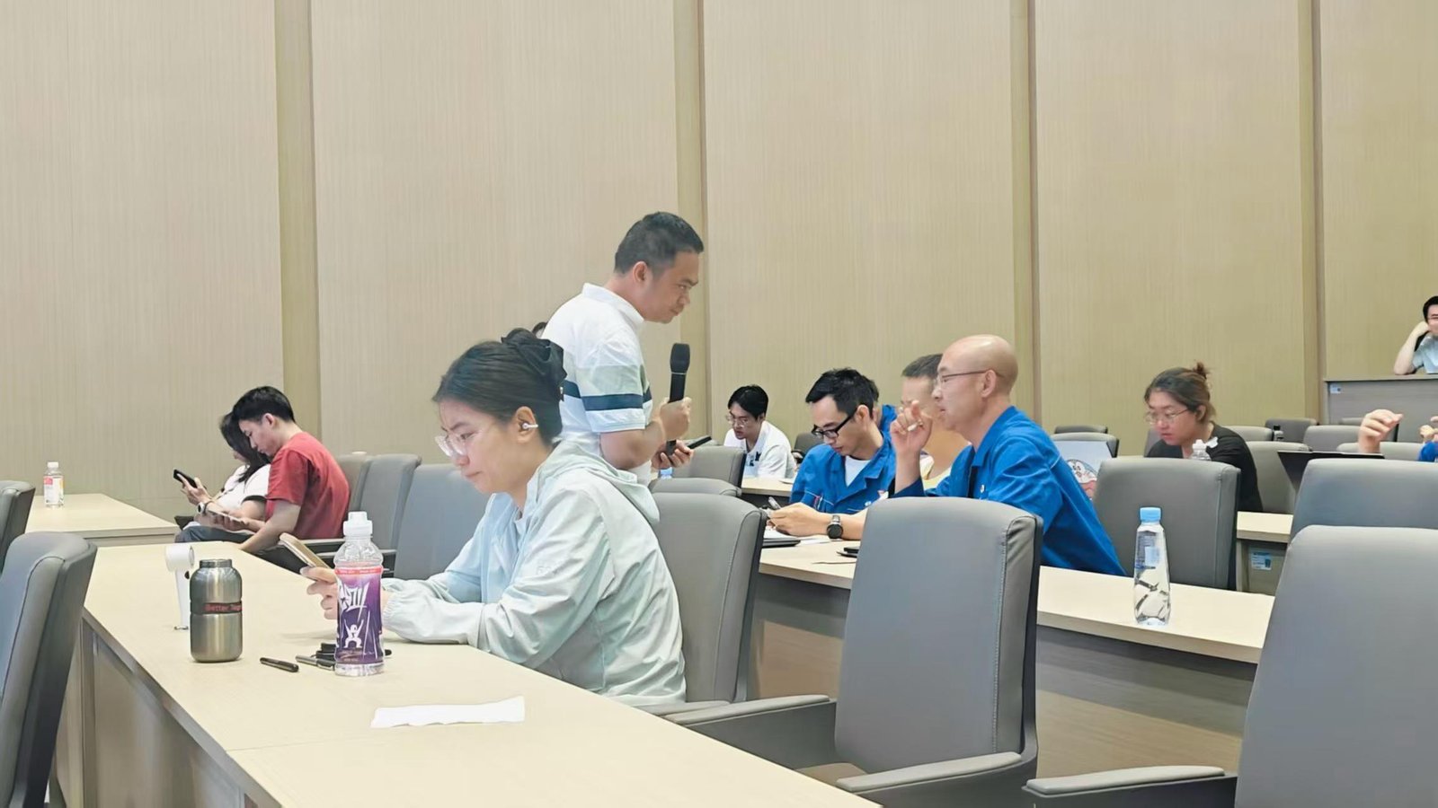学员在课间围绕实际业务问题交流