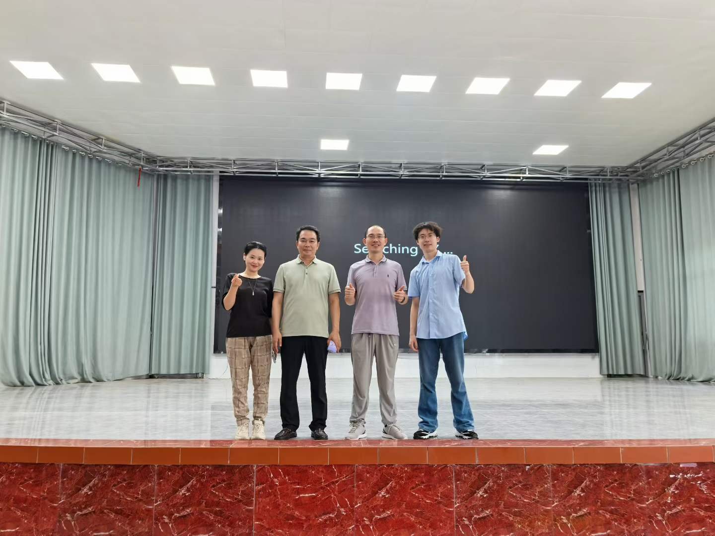 三位讲师在培训现场合影