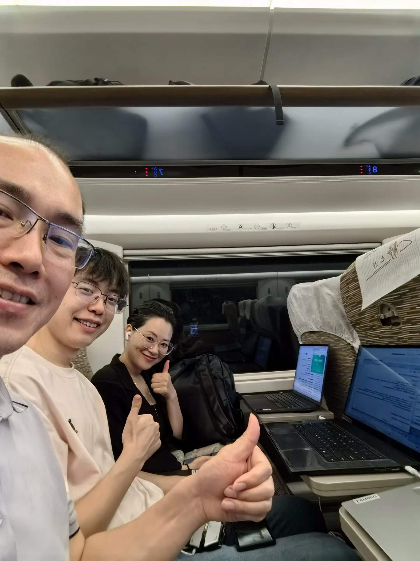 三位讲师赶赴合江的路上仍在准备课程