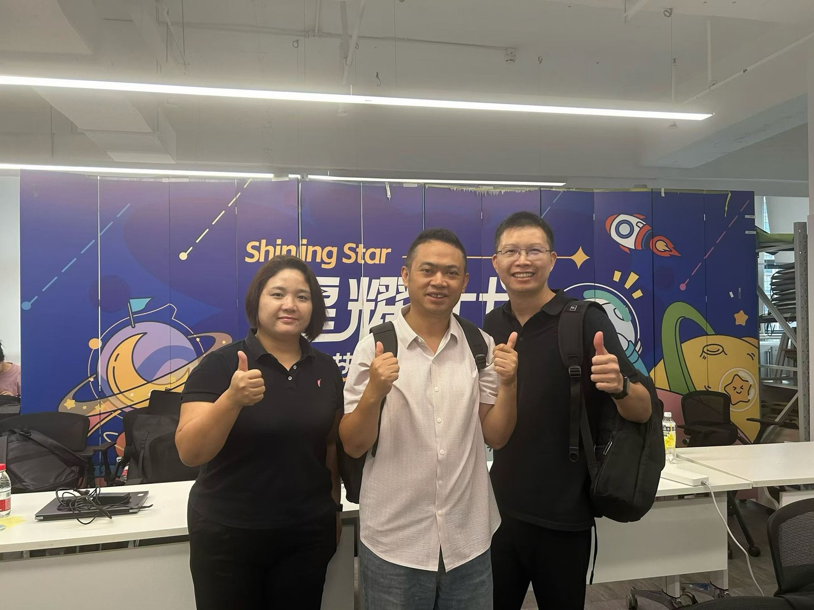 右军老师与学员代表在活动现场合影
