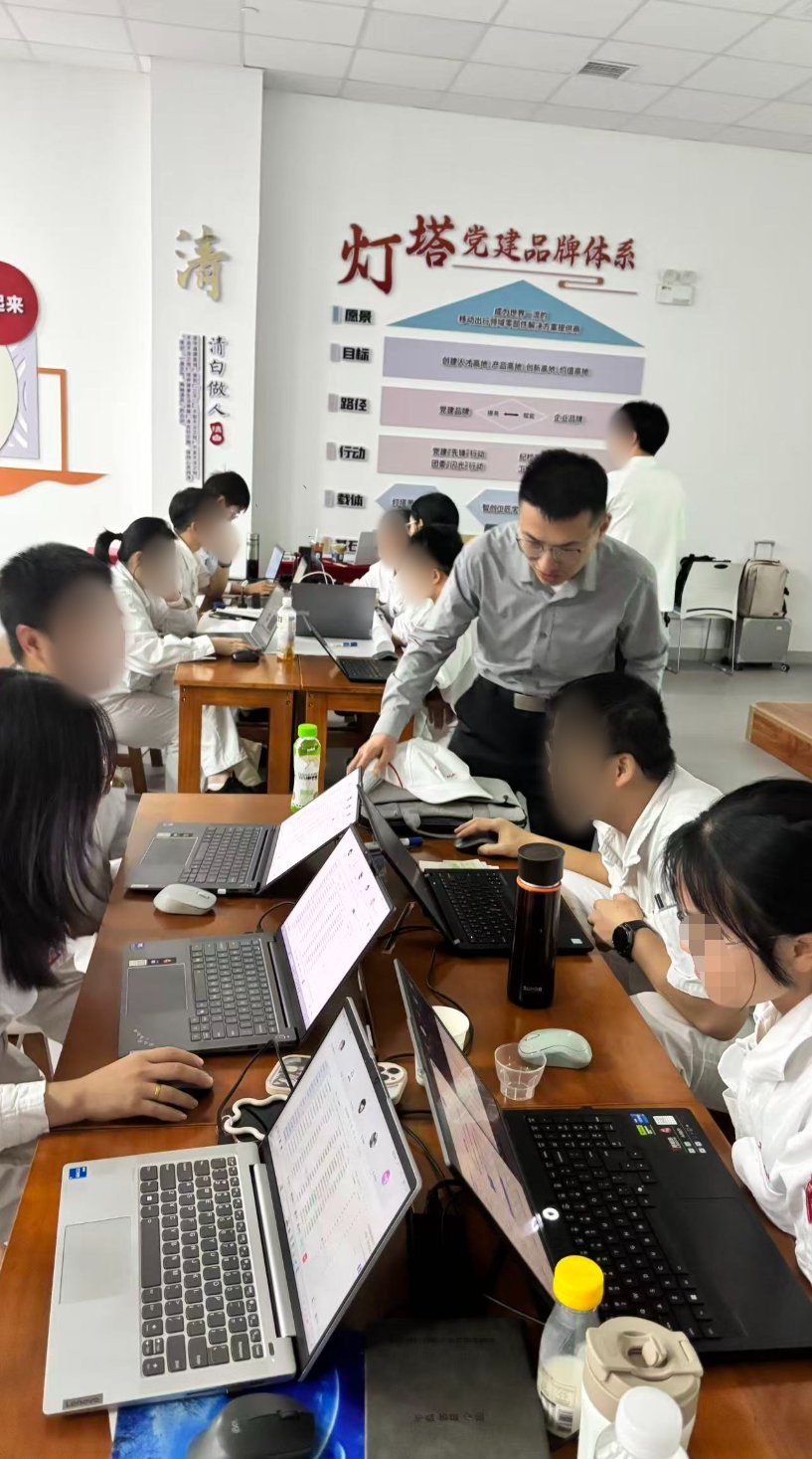 讲师在学员桌旁一对一指导操作