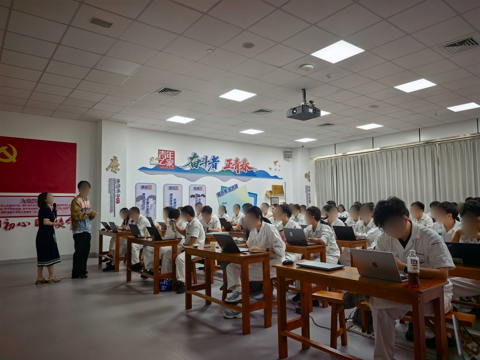 培训现场全景，学员分组围坐、人手一台电脑