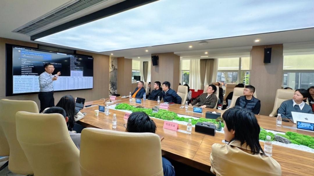 OPEN CLAW 线下部署工作坊现场，张财华作主题分享