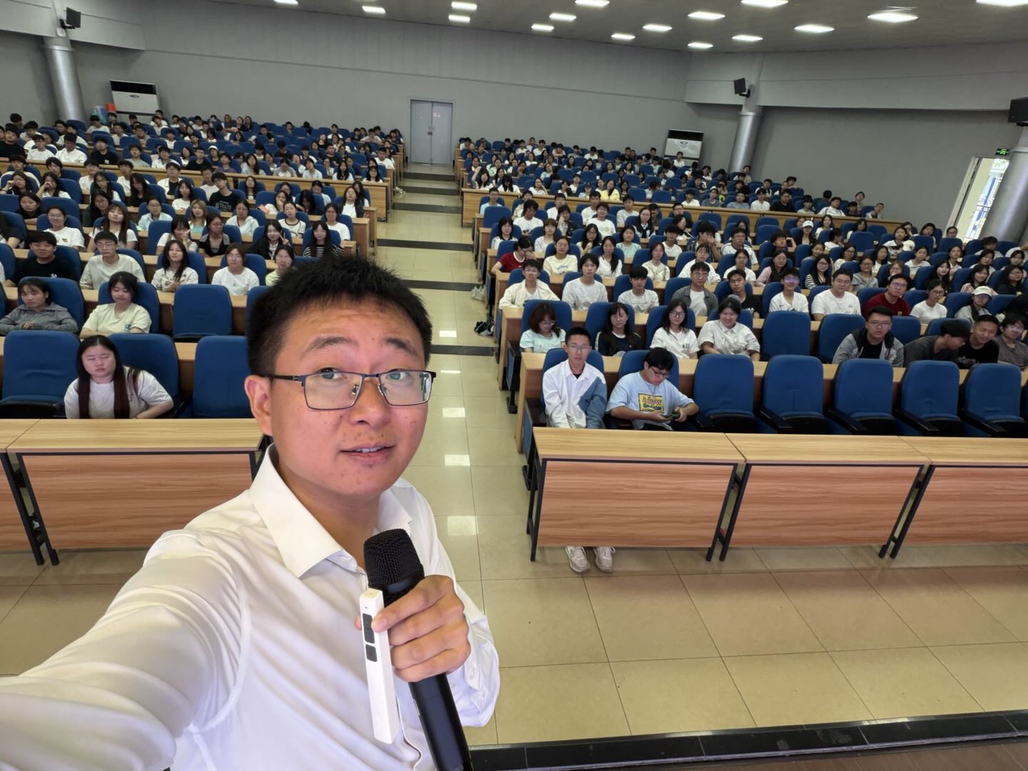 智绘天行张财华在学术报告厅为智能科技学院新生开讲 AI 专题讲座，现场座无虚席