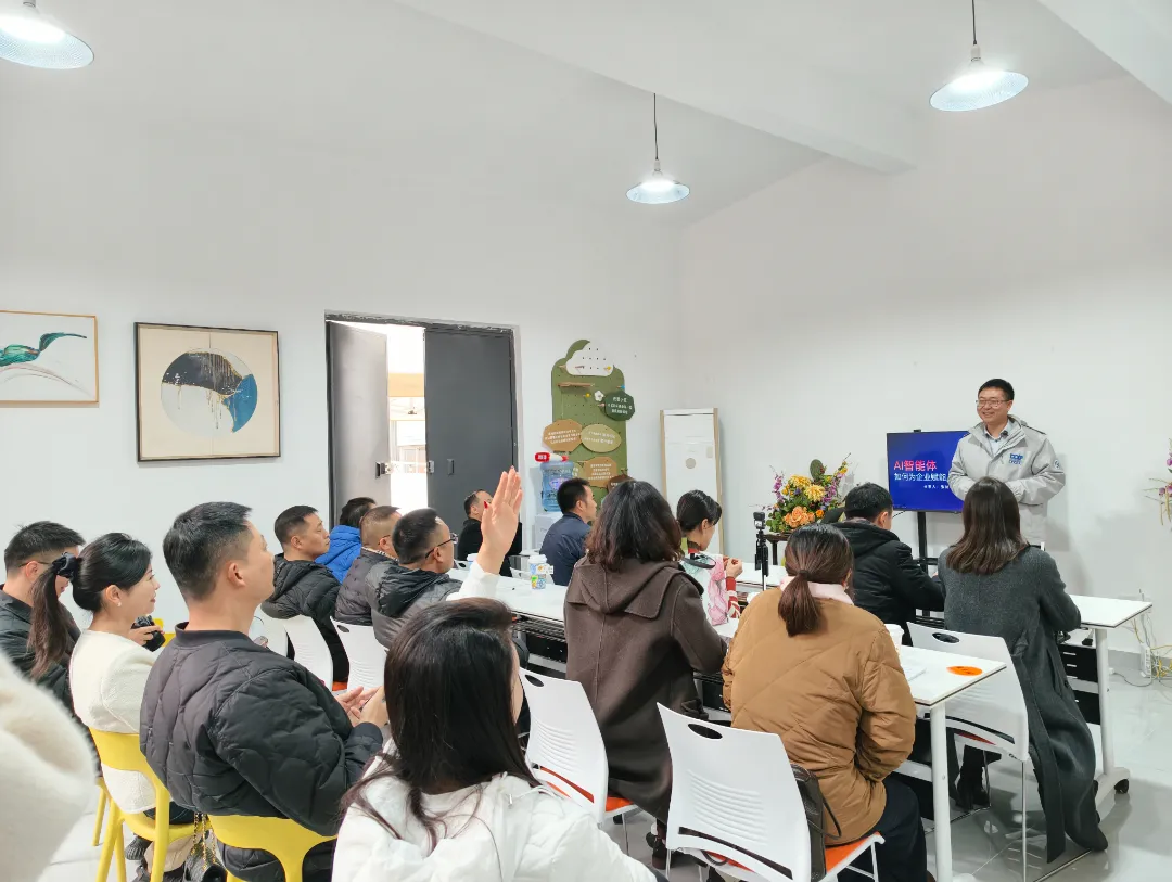 张财华在「AI 赋能垂直领域——让业务而非技术说话」主题沙龙上发表演讲